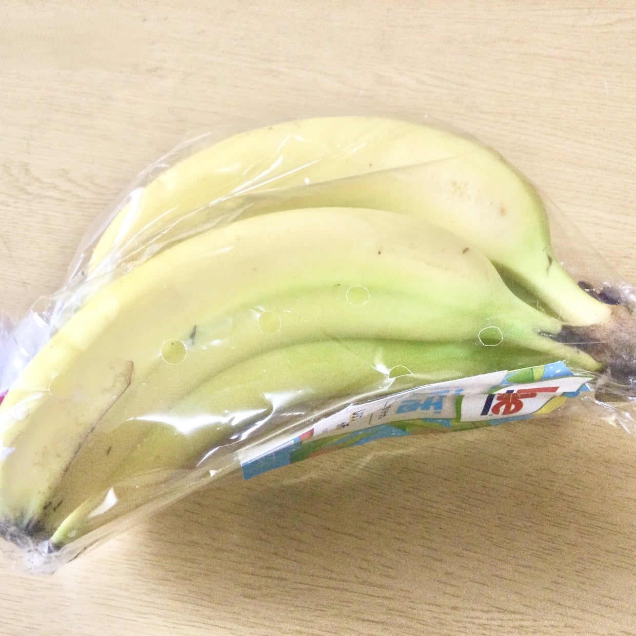  袋、そのまま捨てなくて正解です。「バナナが入っている袋」の穴を活用した賢い再利用術 