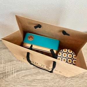 紙袋の「中身が丸見え」を解消！テープ不要で口をぴったり閉じる【日常ですぐ役立つ裏ワザ】