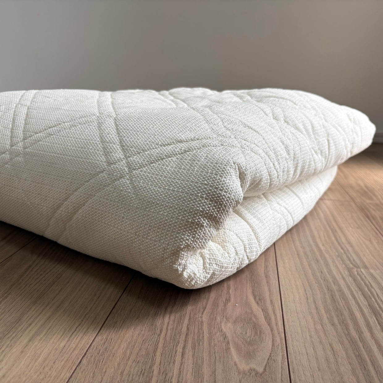  ゴム部分がぐちゃぐちゃになってたたみにくい…を解消！かさばる「ボックスシーツ」の効率的なたたみ方 