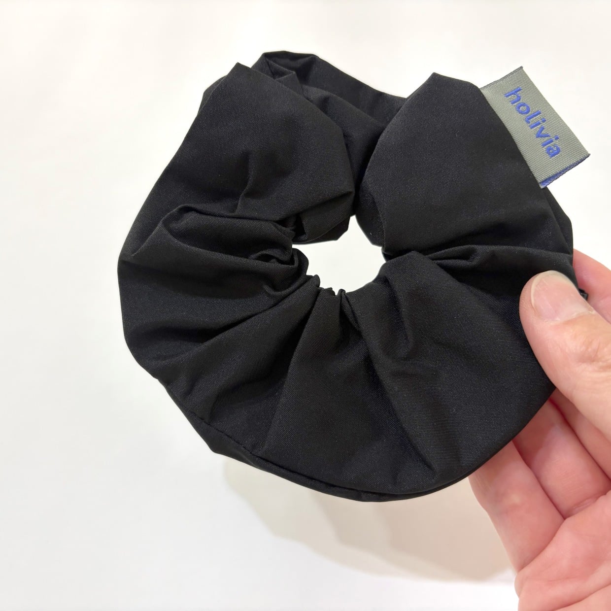  30枚入れてもまだ余裕の収納力。【3COINS】の“隠しポケット付きシュシュ”が想像以上に便利 