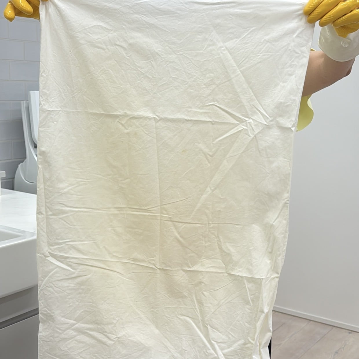  “黄ばみ”を通り越して茶色くなった「枕カバー」の汚れどこまで落ちる？洗濯のプロが教えるリセット術 