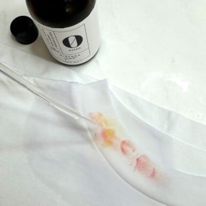 「夏服の黄ばみ」洗うと“ピンク”に変色してしまう意外なワケ【洗濯のプロが予防策も解説】