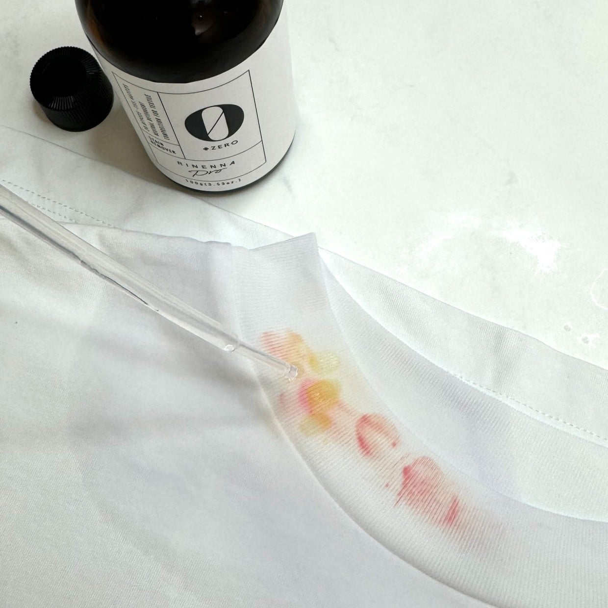  「夏服の黄ばみ」洗うと“ピンク”に変色してしまう意外なワケ【洗濯のプロが予防策も解説】 