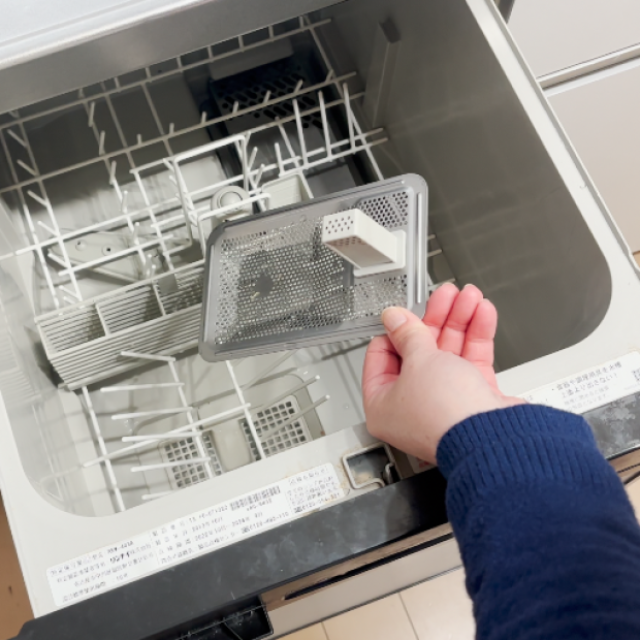  汚れは食器だけじゃない。食洗器「残菜フィルター」の“食べかす”を清潔に整える【簡単リセット術】 