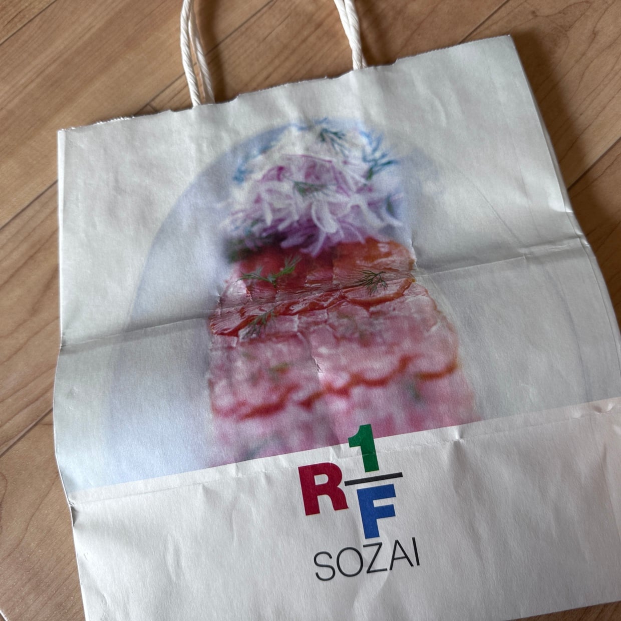  デザインを活かす。溜まった「紙袋1枚」を折って“手のひらサイズ”にすると…？「バッグに忍ばせたい」 