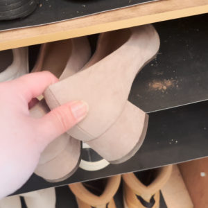 すぐ掃除機じゃなかった。残ってしまう「靴箱の砂汚れ」を“スッキリ集める”優秀アイテム「角まで届く！」