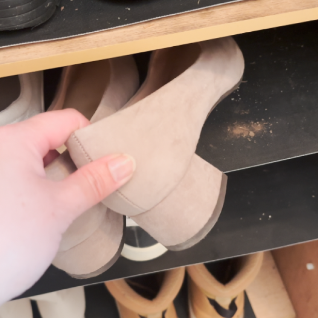  すぐ掃除機じゃなかった。残ってしまう「靴箱の砂汚れ」を“スッキリ集める”優秀アイテム「角まで届く！」 