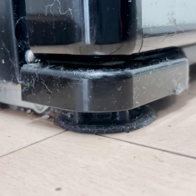  すき間に届く。冷蔵庫は動かさずに「冷蔵庫足元」のベタつき汚れを一掃する簡単掃除術「ごっそり落ちる」 