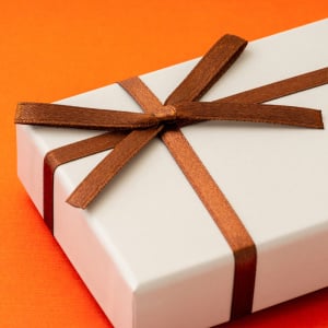 定番の結び方よりおしゃれ！もらったらうれしい“リボンラッピング”の方法「見栄えがワンランクアップ！」