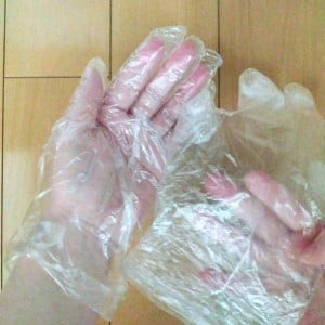 地味に困ってたよ…ビニール手袋の衛生的な外し方「料理中宅配が来ても安心」