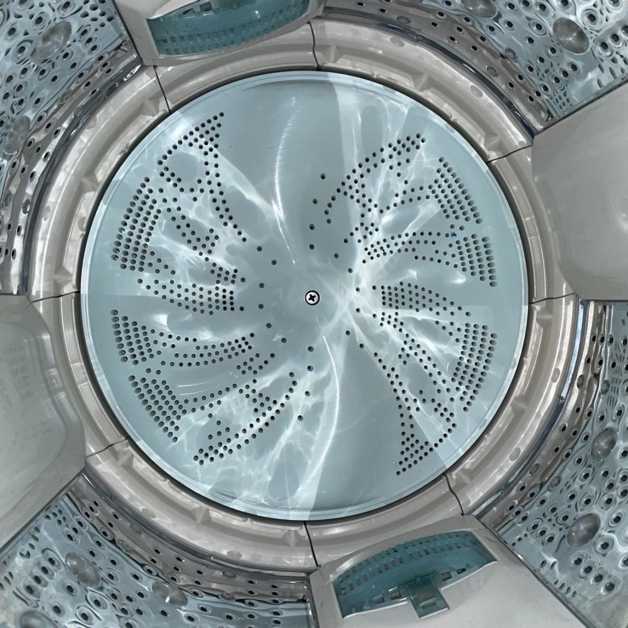  雑菌が繁殖する環境になってない？気づかぬうちに黒カビが増える「洗濯槽を汚すNG行為」3選 