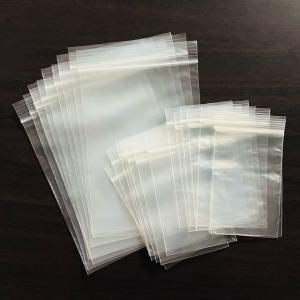 透明のチャックつき袋が生まれ変わる！100均の材料だけで素敵なラッピング袋が完成「既製品みたい！」