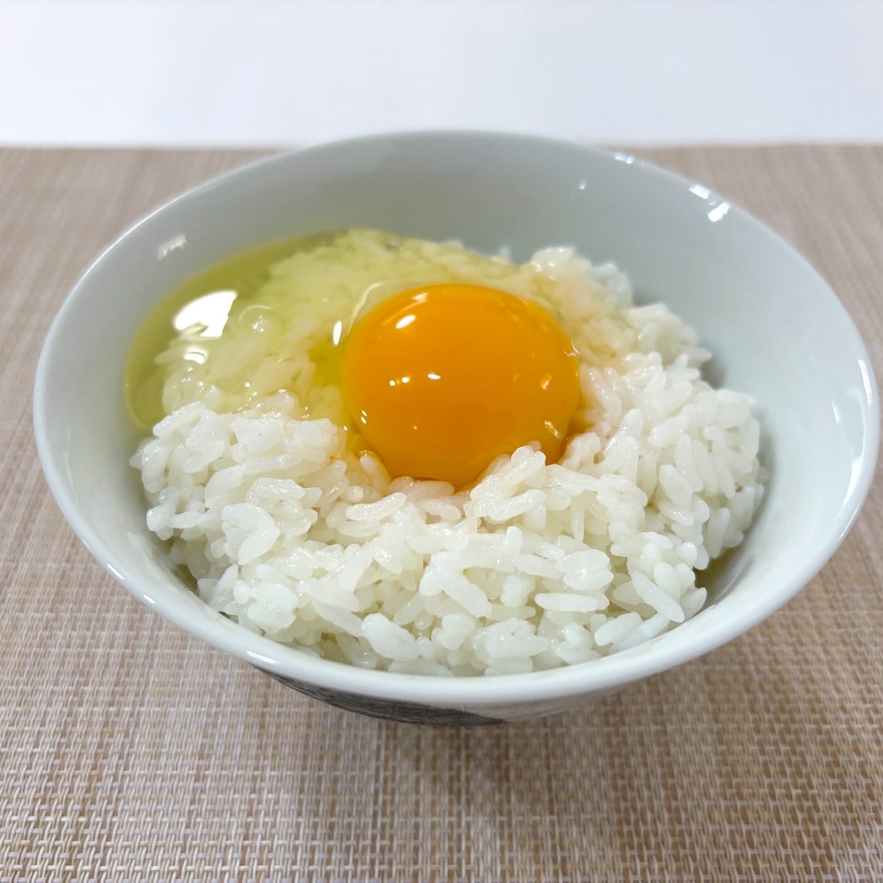  「大さじ1かけるだけ」いつもの卵かけご飯が“甘辛コク旨”になる醤油じゃない新定番「良いアクセント」 