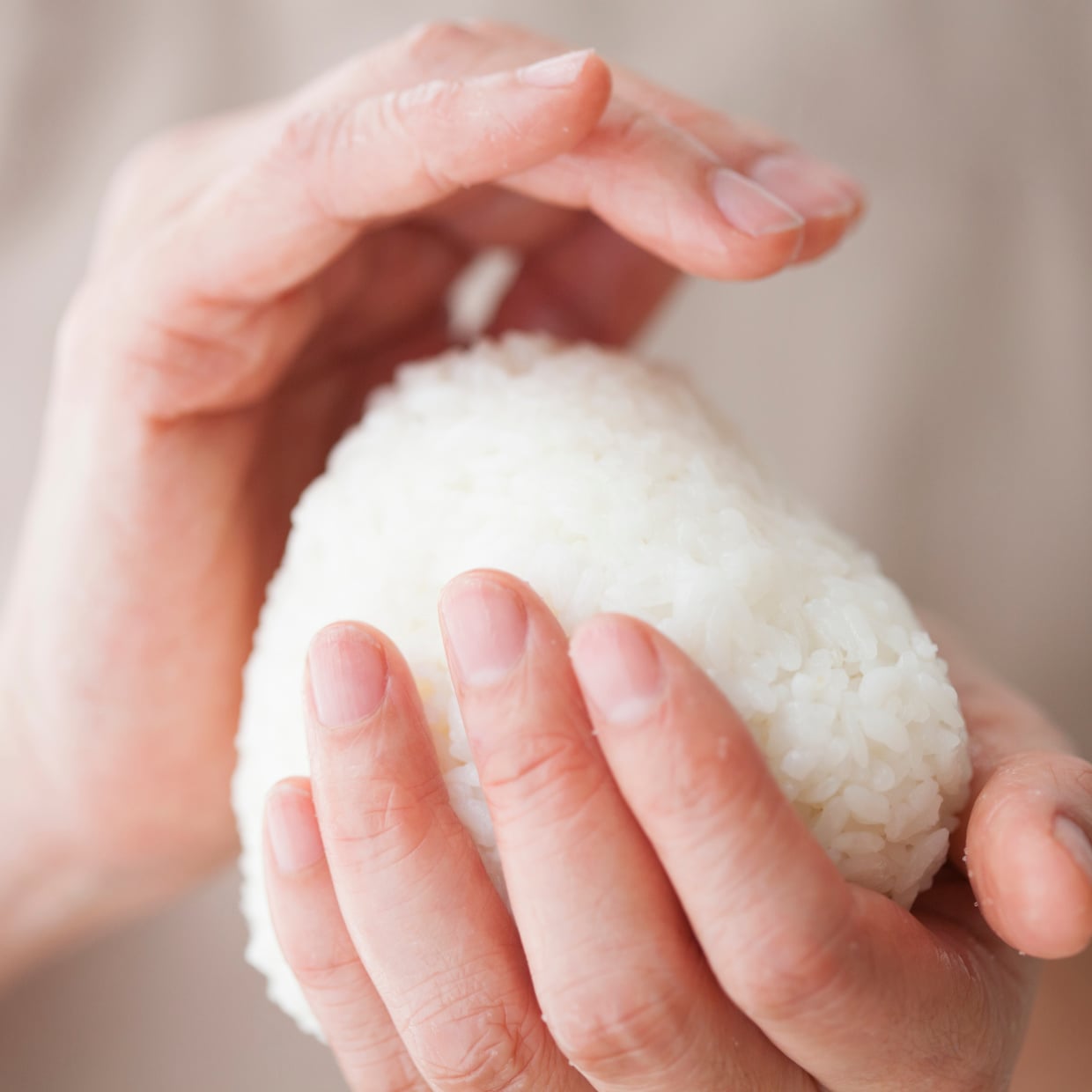  賢い“おにぎりの海苔”の巻き方「やったことない」「海苔が四角じゃない！」 