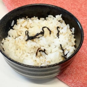 塩昆布と一緒に「小さじ1かけてみて」混ぜご飯にコクをプラスする調味料「おにぎりにも合う」