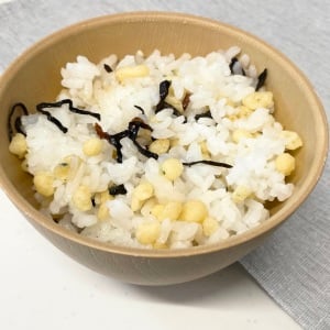 塩昆布と一緒に「小さじ1」かけてみた！思わず箸が止まらなくなる混ぜごはん