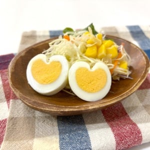 家にある“意外なもの”で簡単にできる！ハート型ゆで卵の作り方「子どもが喜ぶ」「お弁当に映える」