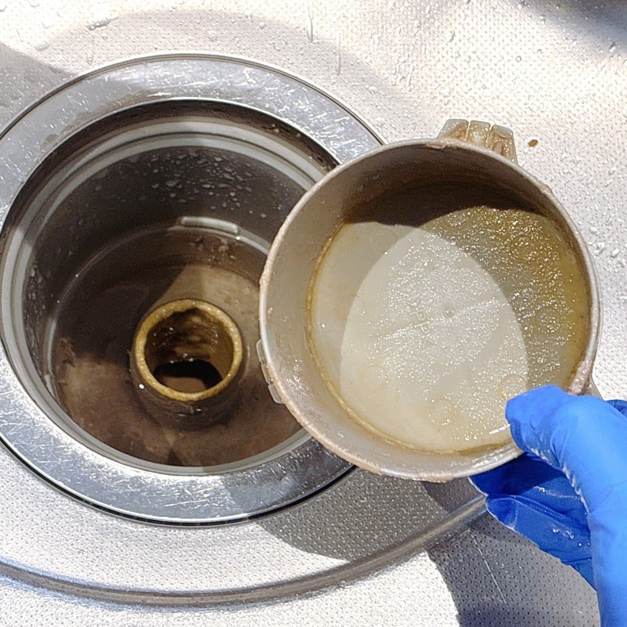  臭すぎる排水口が激変！ヌメリをごっそり落とす掃除術「清潔感が復活」 