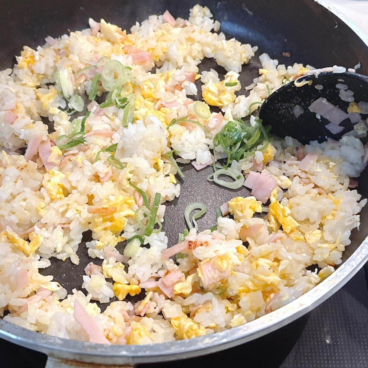  「小さじ1加えるだけ」いつものチャーハが“深みのある味わい”に変身する意外な調味料「洋風みたい」 