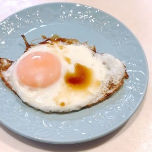 「小さじ1かけるだけ」見た目はいつも通りの「目玉焼き」がさっぱり食べられる“醤油じゃない調味料”