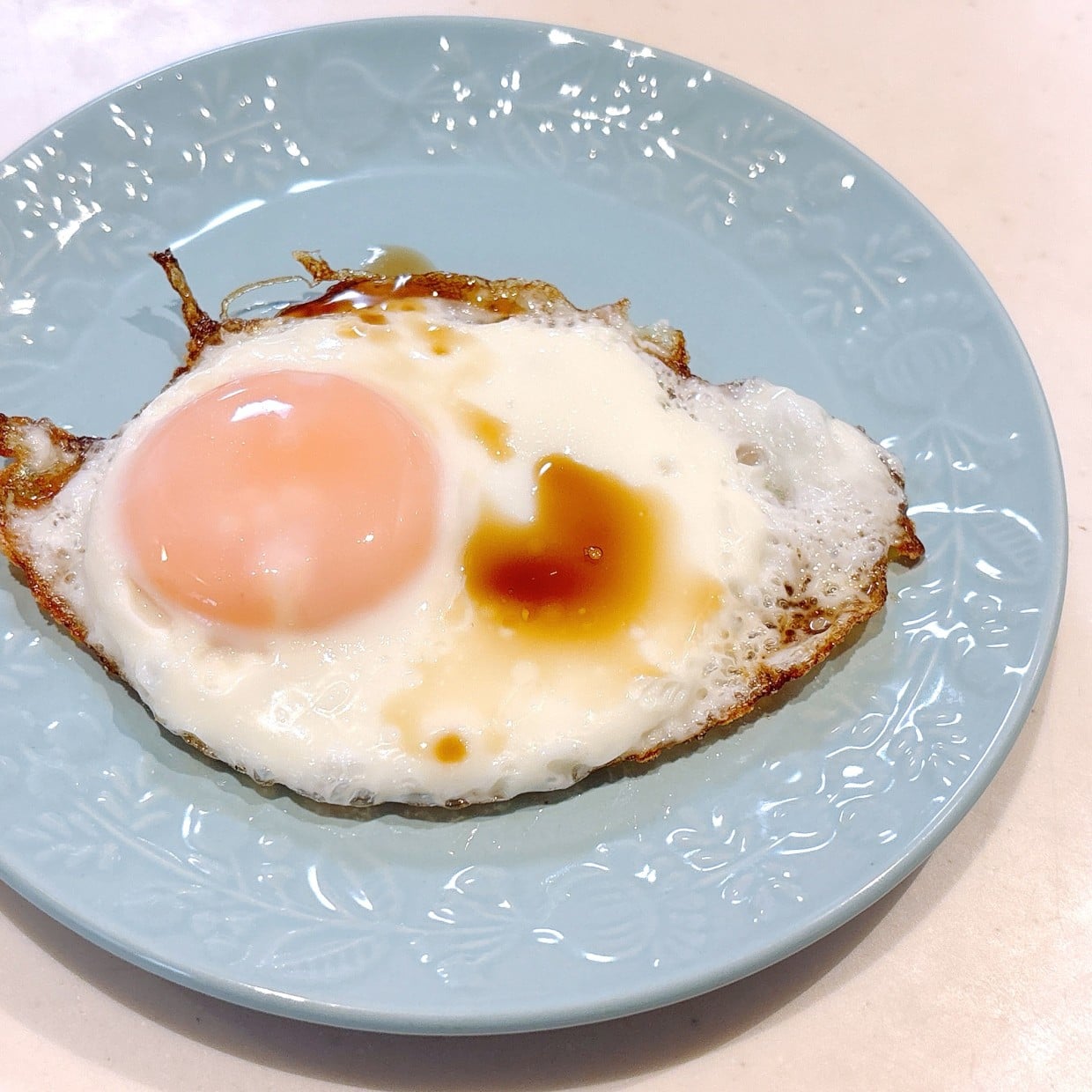  「小さじ1かけるだけ」見た目はいつも通りの「目玉焼き」がさっぱり食べられる“醤油じゃない調味料” 