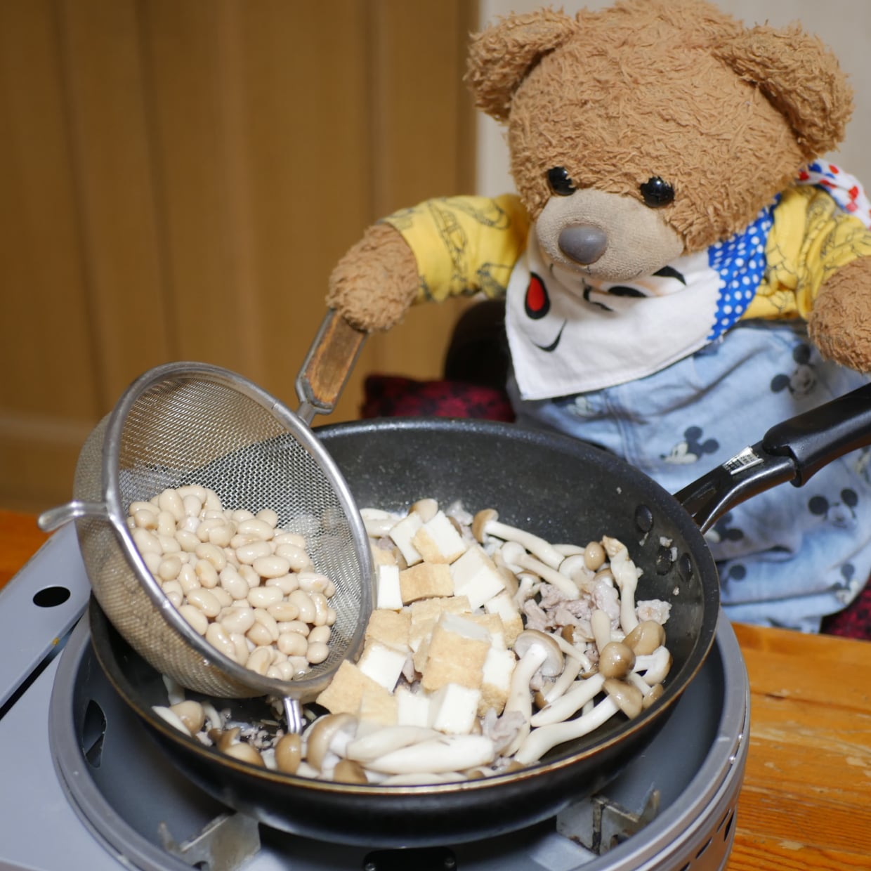 「1カップ入れるだけ」大豆と豚肉の煮物に加えたい”赤い飲み物”