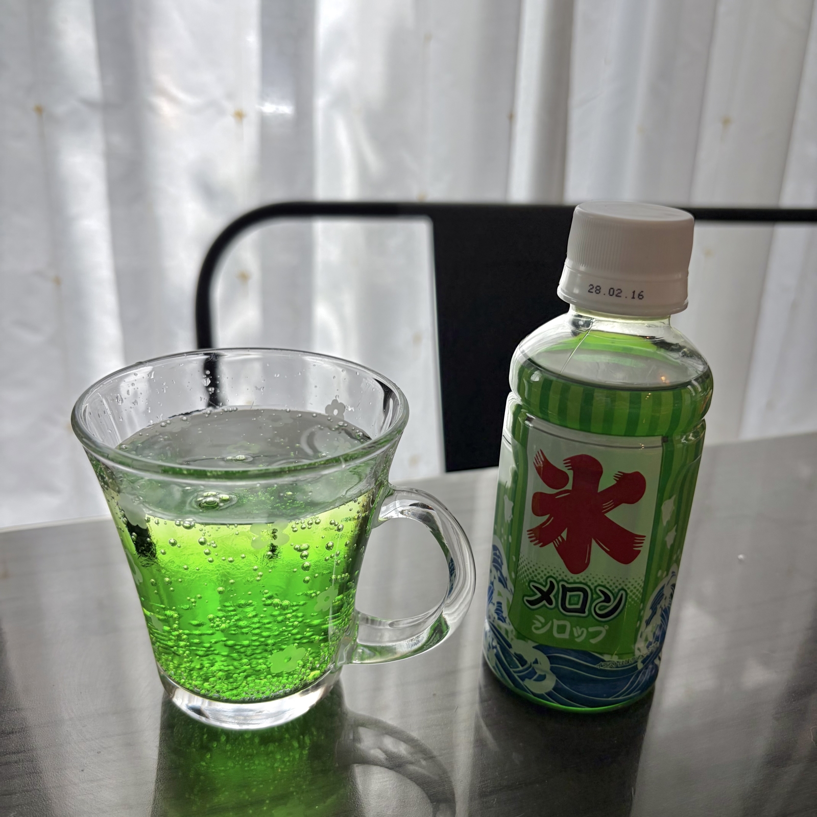 炭酸で割ると爽やかなメロンソーダが完成！アイスをのせてもおいしい