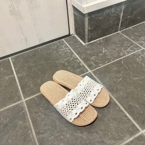 雨の日の「ベランダサンダルびしょ濡れ問題」が100均グッズで解決！梅雨に取り入れたい簡単アイデア