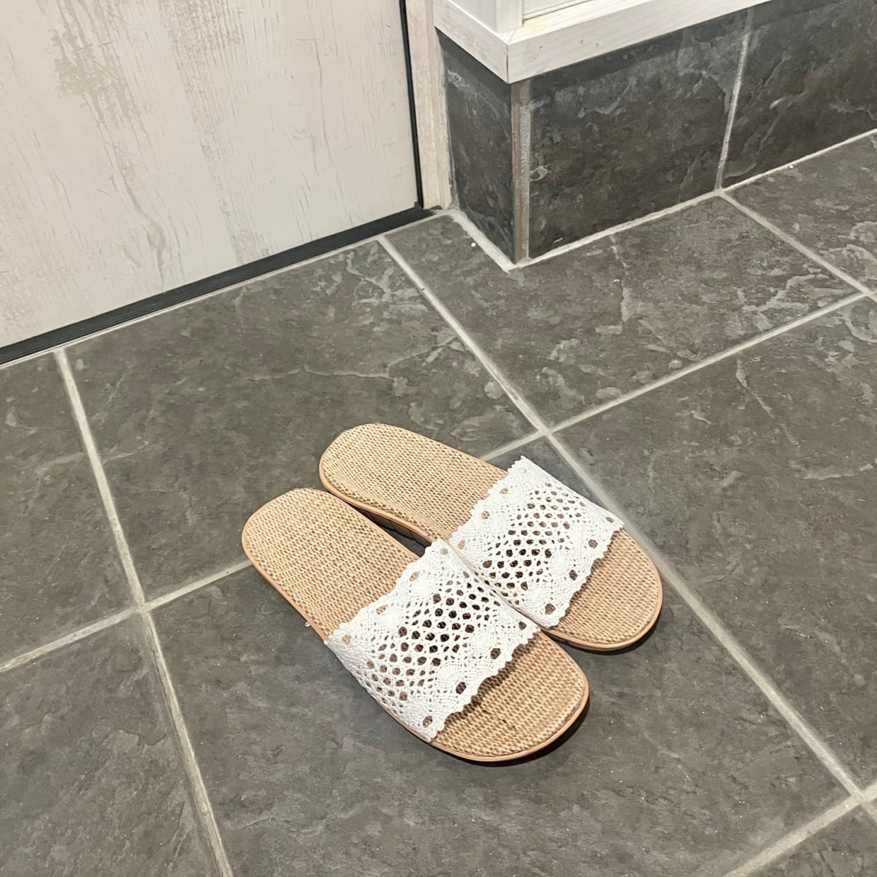  雨の日の「ベランダサンダルびしょ濡れ問題」が100均グッズで解決！梅雨に取り入れたい簡単アイデア 