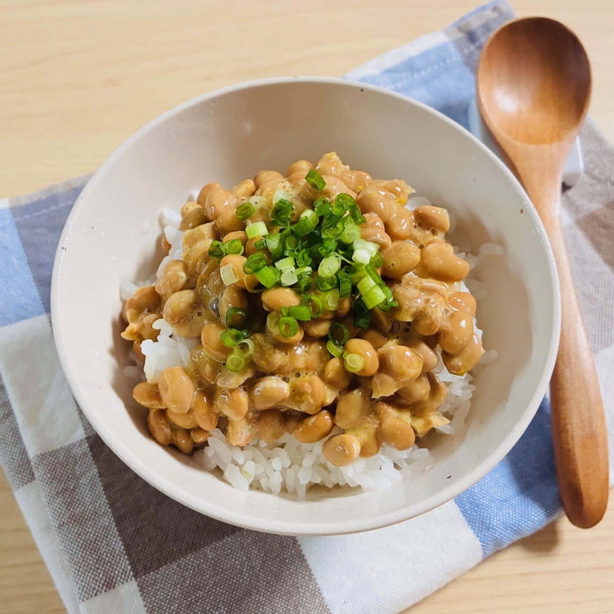 「小さじ2分の1混ぜるだけ」いつもの納豆が激変する、ちょい足しアレンジ2選「食欲そそる！」