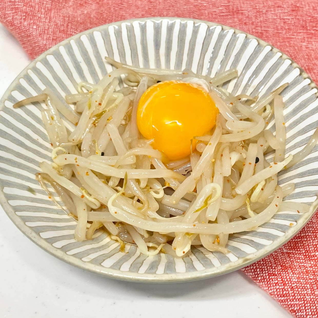  「もやし」が無限に食べられる…小さじ1加えるだけの“やみつき調味料” 