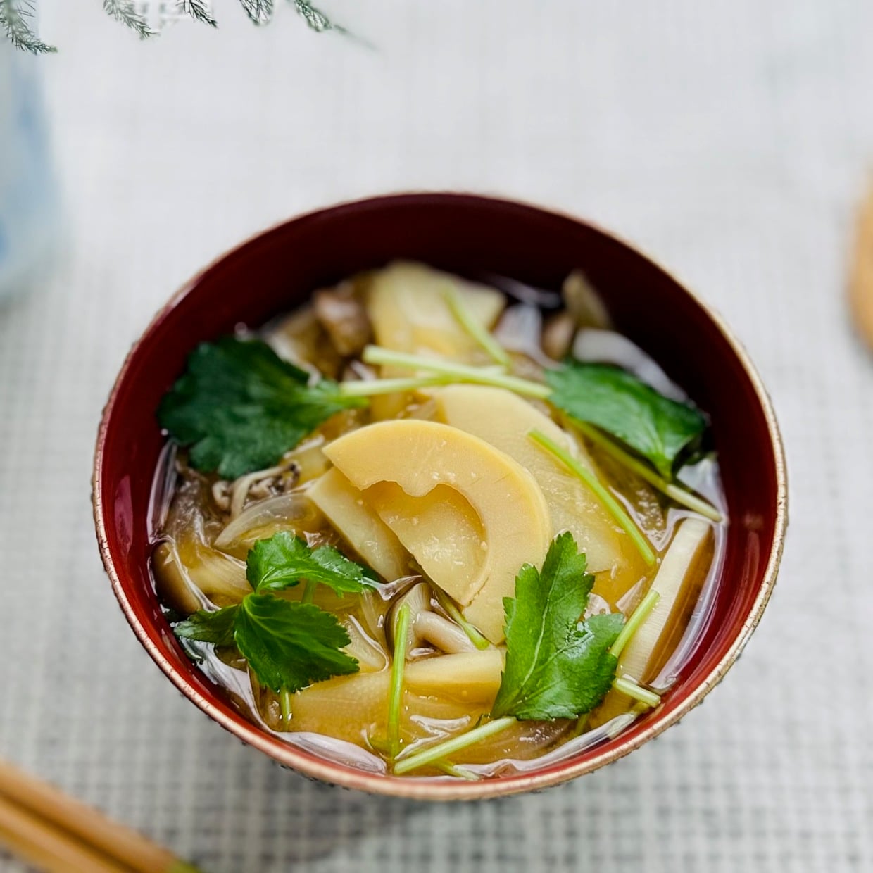朝「みそ汁」にプラスするだけ。“食物繊維がたっぷりの2つの春食材”