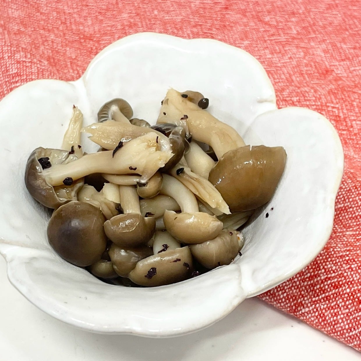  「しめじ」をレンチンして混ぜるだけ！“ゆかり”で箸が止まらなくなる 
