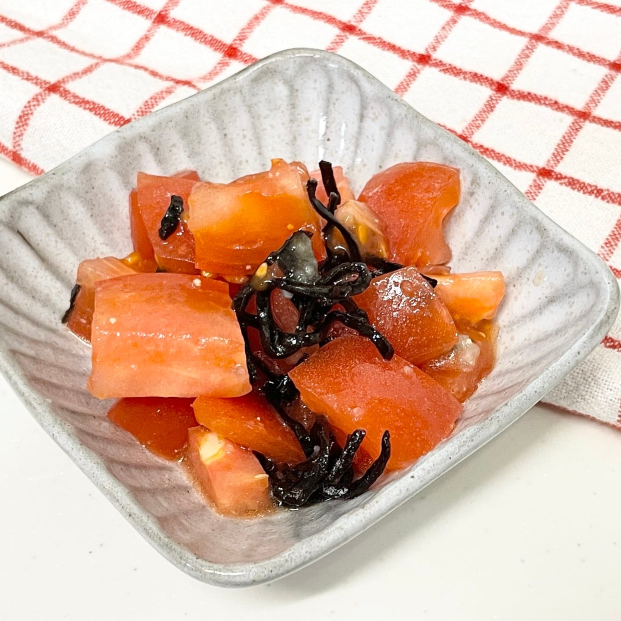  「5g加えるだけ」いつものトマトがやみつき味に変わる食材「5分でできる」 