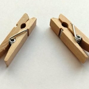 「木製ピンチ」を2つ立てると…？使い道が広がるインテリア活用法2選「おしゃれ！」