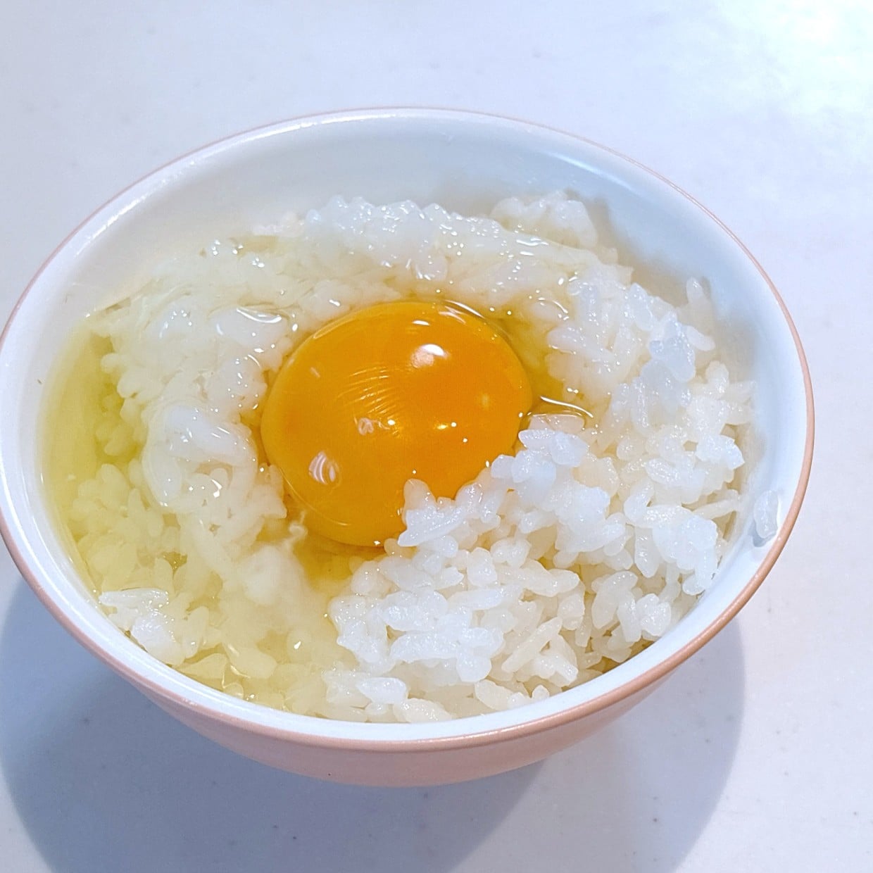  食べ方無限だわ。「小さじ1かけるだけ」卵かけごはんがまるでスナック菓子風!?“魅惑のアレンジ” 