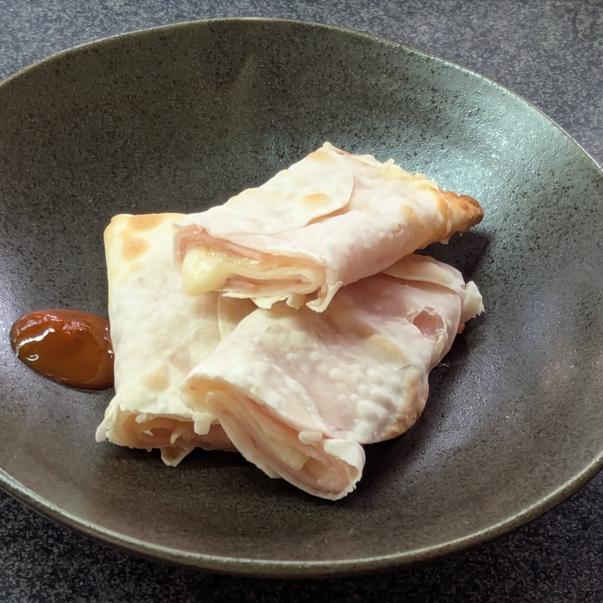  余った「餃子の皮」捨てないで。トースターで焼くだけの簡単レシピ「子どももよろこぶ」 