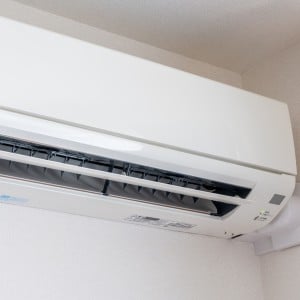 5月なのにもう暑い…。「エアコン冷房運転」の効率を下げてしまう“NG行為3つ”