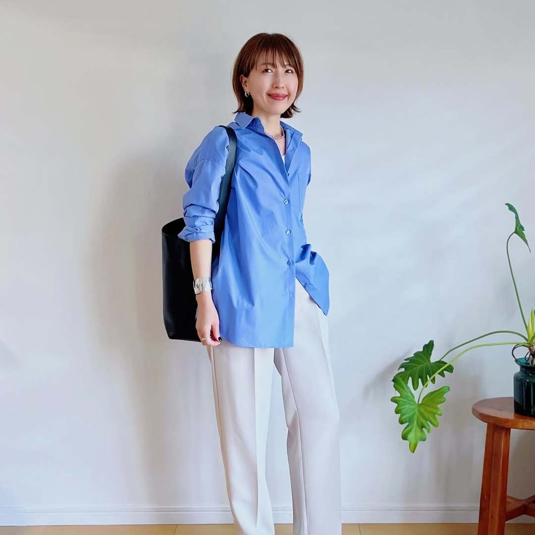 「マネしたい！」と思われちゃう。40代女性の春のブルーシャツコーデ3選