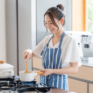忙しい平日でも作りやすい。「食費が少ない人」が食材ひとつで作る“節約おかず3品”