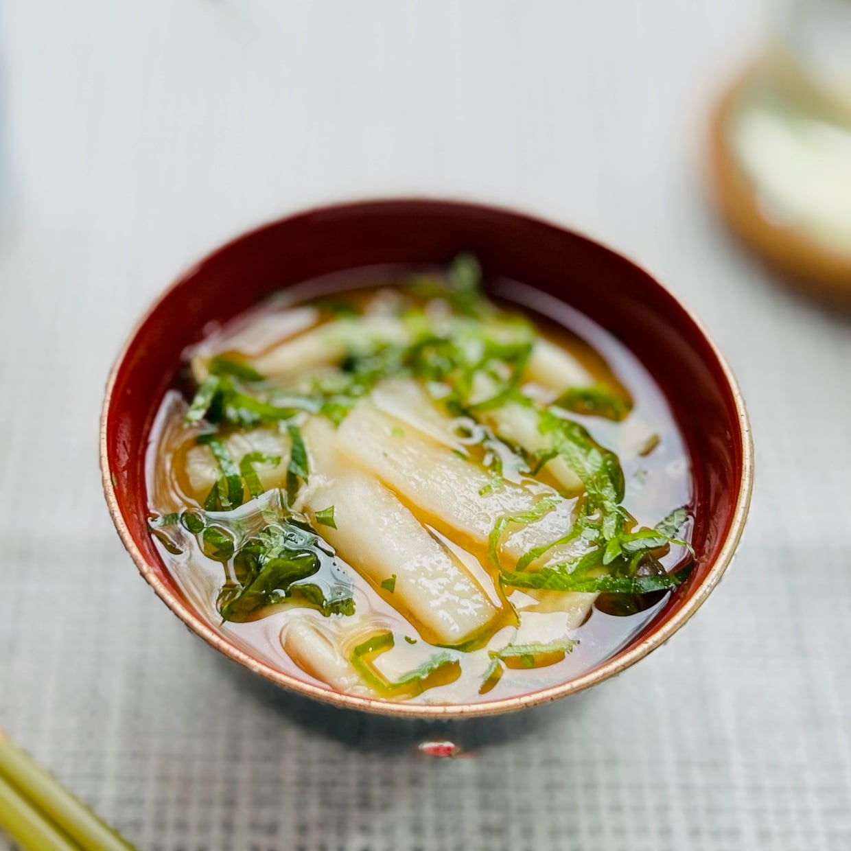  朝「みそ汁」にプラスするだけ。“一杯で2つの食感が楽しめる白い食材” 