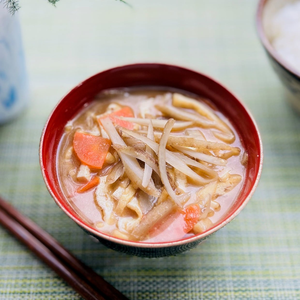  朝「みそ汁」に入れるだけ。“食物繊維やポリフェノールがたっぷりの初夏の野菜” 
