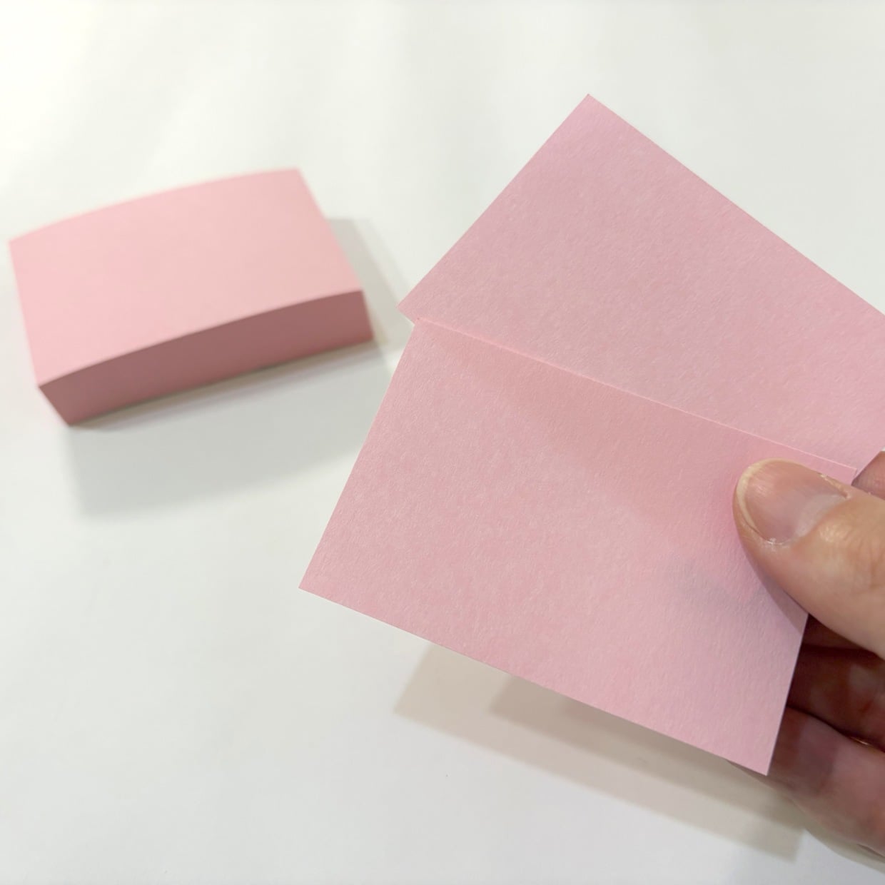  書類整理がラクになる！ふせんに2つ穴をあける“賢い使い道” 