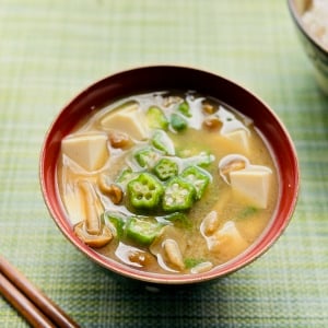朝「みそ汁」にいれると腸がよろこぶ。“食物繊維を含む初夏の野菜”