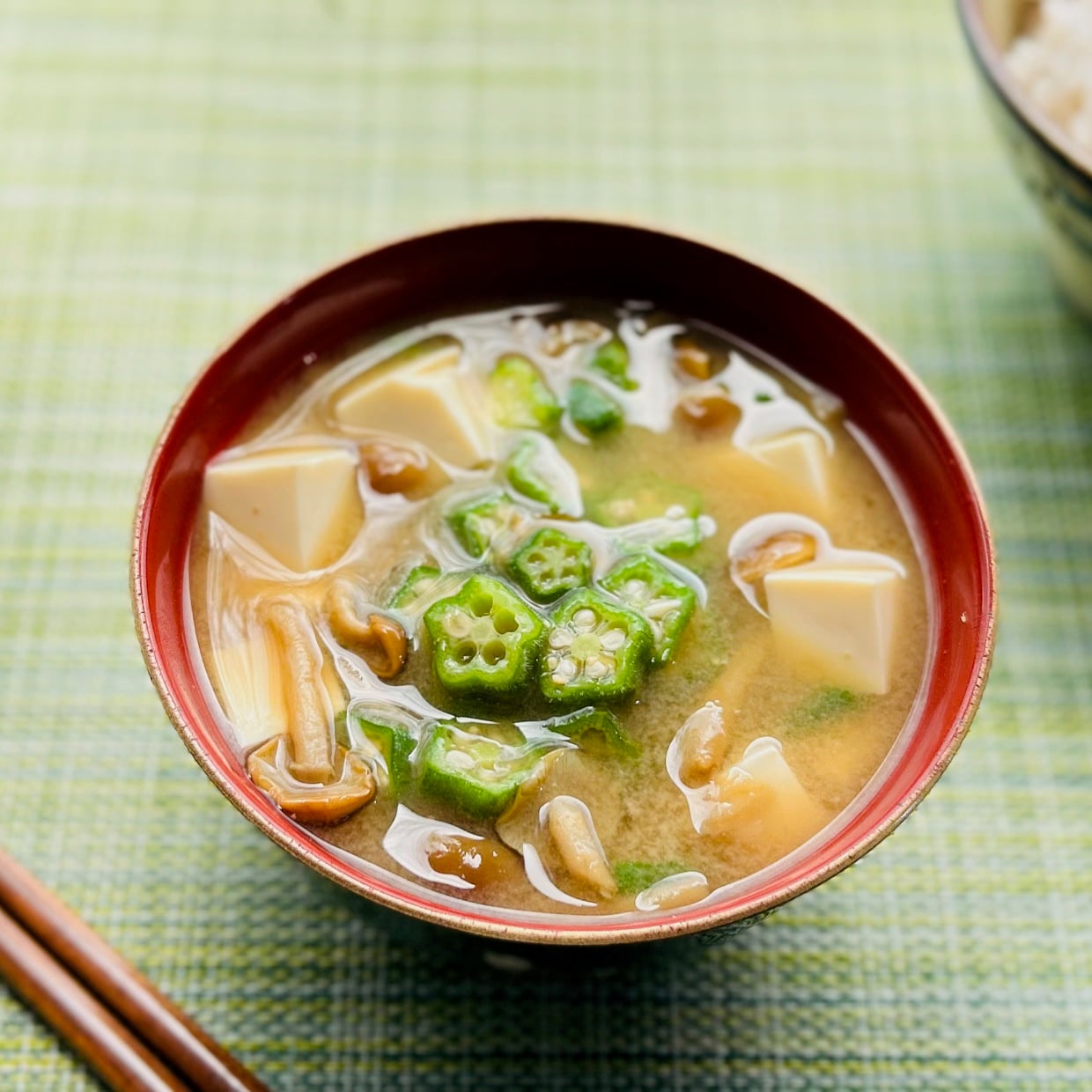  朝「みそ汁」にいれると腸がよろこぶ。“食物繊維を含む初夏の野菜” 