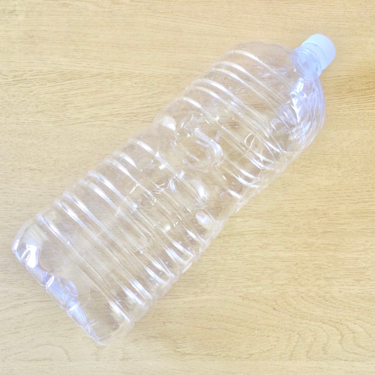  次は捨てないよ。飲み終えた「大きめペットボトル」を挟んで使う【便利な使い道】 