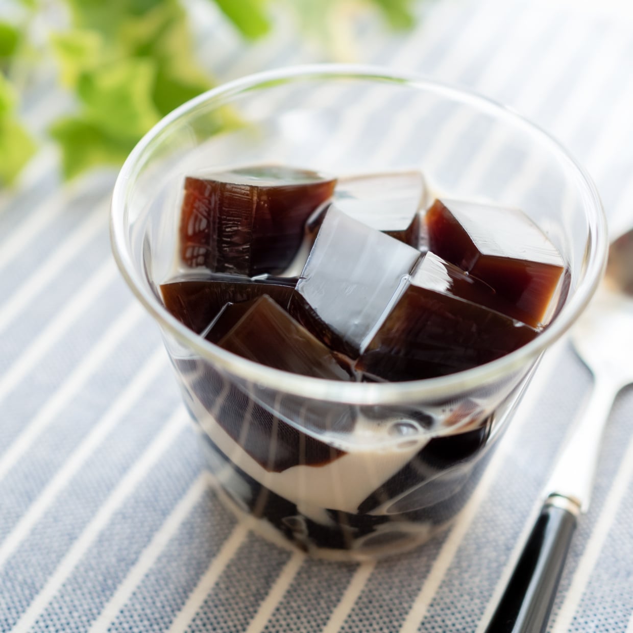 「ちょい足しするだけ」コーヒーゼリーの風味がアップする意外過ぎる“ツブツブ食材”「想定外…！」
