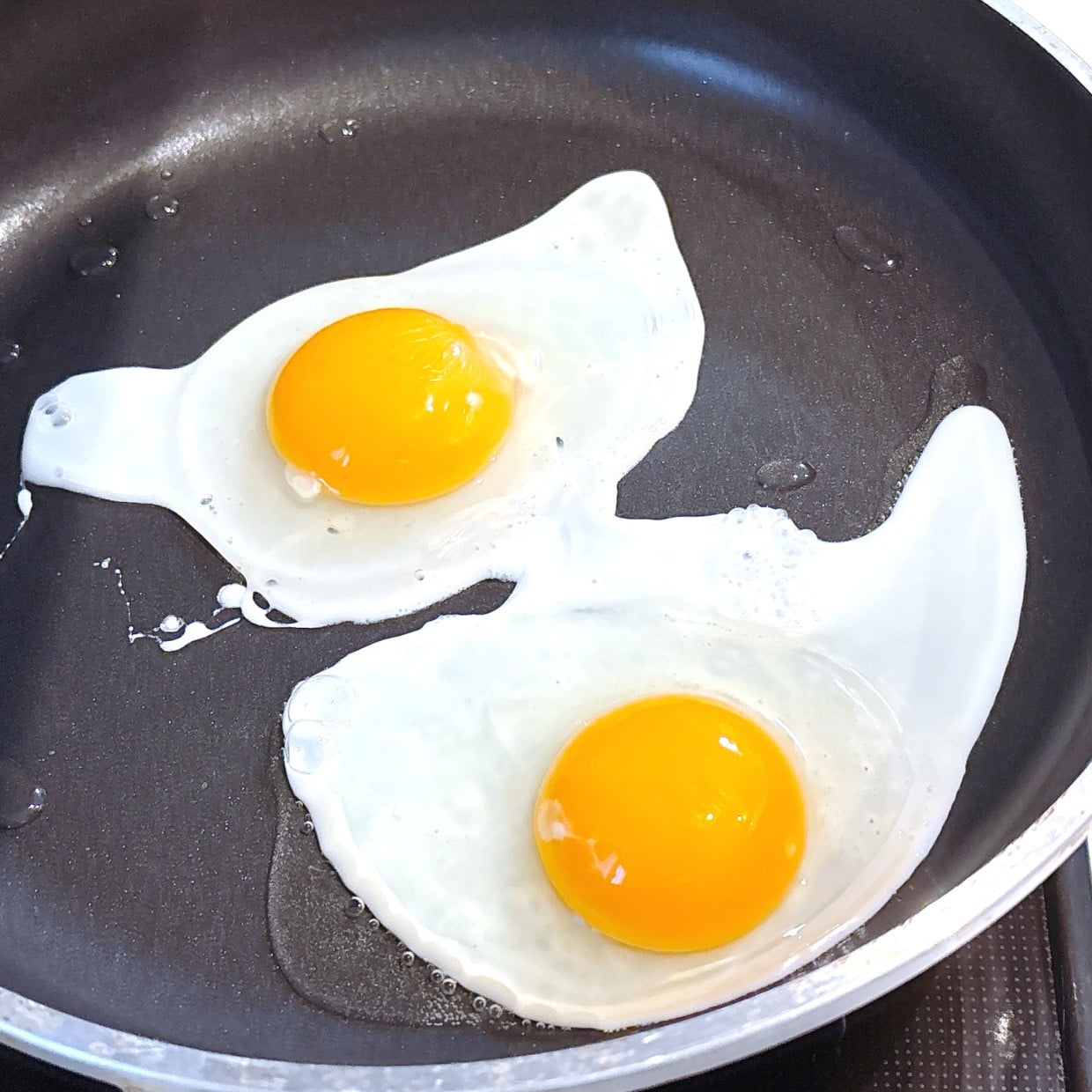  塩で食べるより好きかも。「小さじ1」かけると目玉焼きの味も見た目も激変する“赤い食材” 