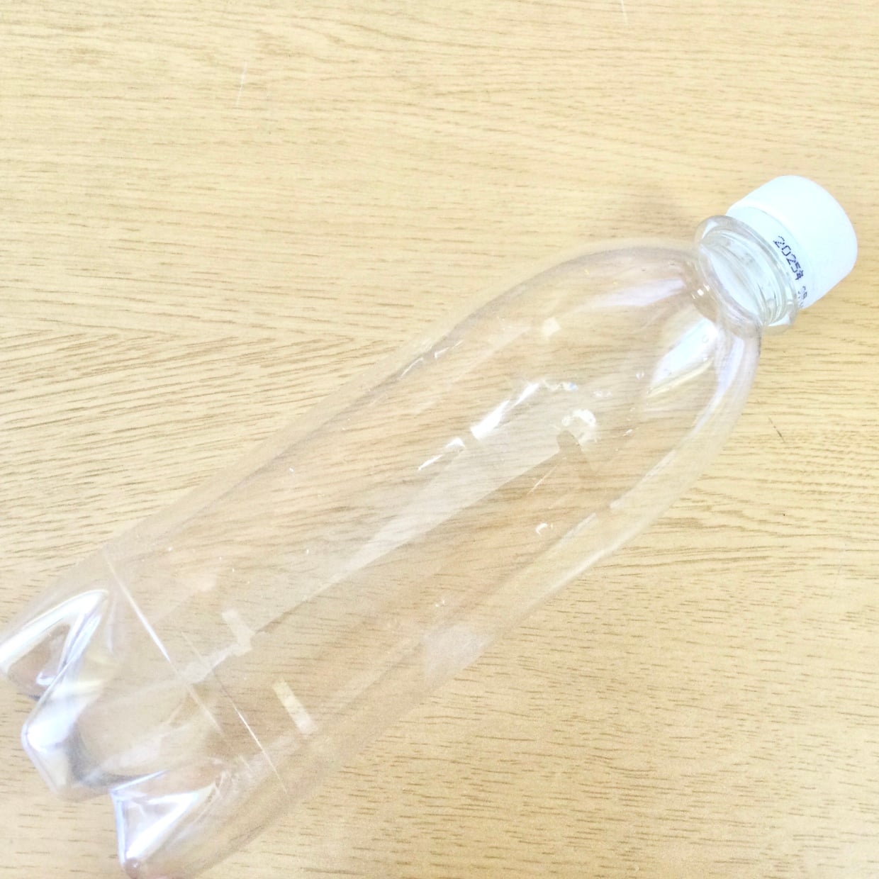  どう見ても「ペットボトル」に見えないよ。デスクに置きたくなる“カワイイ活用術” 