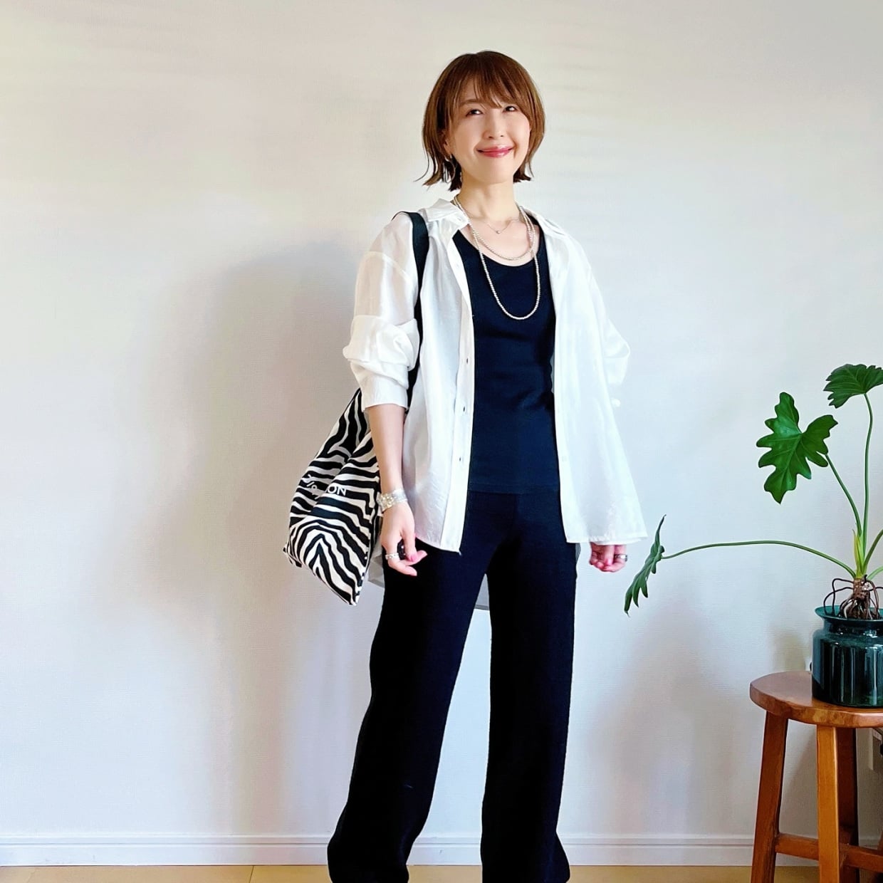  「おしゃれさんだね」と言われちゃう。40代の垢抜けモノトーンコーデ3選 